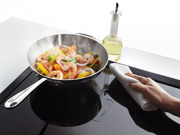 Vệ sinh mặt kính bếp từ 